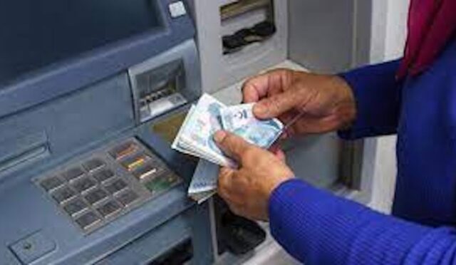 Bankamatikten Para Çekerken.